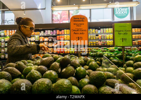 Zeichen in einem Whole Foods Market im New Yorker Stadtteil Chelsea am Mittwoch, 3. April 2019 die Verpflichtung der Kette zu Shedding seine "Ganze Gehaltsscheck 'Bild und senkt die Preise auf über 500 Einzelteile tout. Die niedrigeren Preise heute begonnen und wird durchschnittlich 20 Prozent auf Elemente auswählen. (Â© Richard B. Levine) Stockfoto