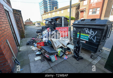 Flytipping durch gemeinschaftliche Abfallbehälter in Brighton, UK Stockfoto