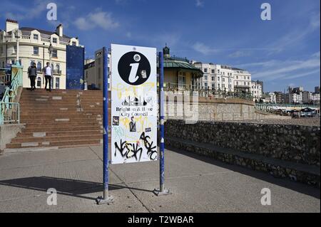 Graffiti auf Brighton Seafront Rat Information Board Stockfoto