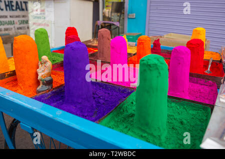 Stapel von bunten pulverisierte Farbstoffe für Holi Festival verwendet. Ein indischer Shop Stockfoto