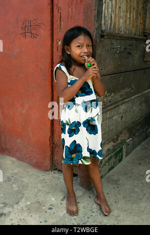 Kuna Mädchen mit einem modernen Kleid. Carti Sugdub; einer der Carti Inseln in Kuna Yala indigenen Dörfern. San Blas Inseln, Panama. Okt 2018 Stockfoto