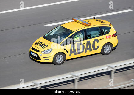 ADAC Auto auf der Autobahn. ADAC Es ist der größte Automobilclub in Europa. Stockfoto