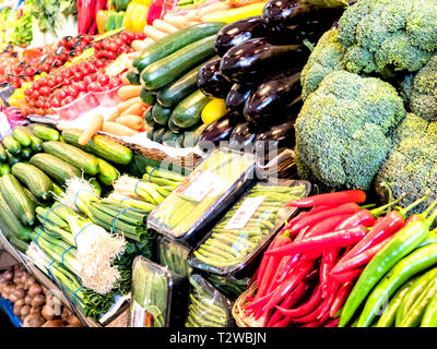 Colorfule Gruppe von frischem Gemüse und Kräutern auf einem Markt Stockfoto
