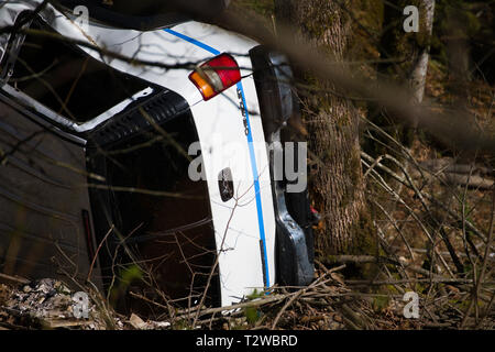 Zerstörtes Auto an der Norrish Creek Forest Service Road in Dewdney, Mission, British Columbia, Kanada Stockfoto