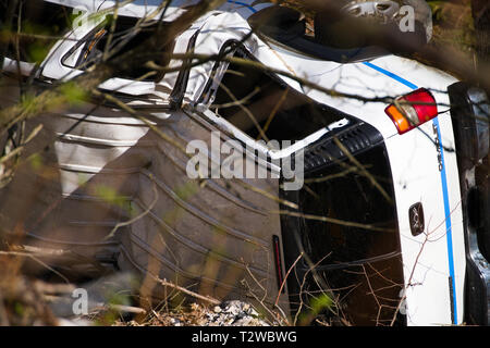 Zerstörtes Auto an der Norrish Creek Forest Service Road in Dewdney, Mission, British Columbia, Kanada Stockfoto