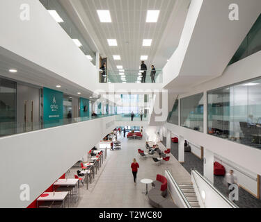 Innenraum der Atrium vom 1. Stock von der Rückseite zur Vorderseite des Gebäudes. Leuchtfeuer, Sunderland, Großbritannien. Architekt: FaulknerBrowns, 2019. Stockfoto