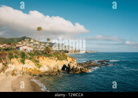 Blick auf den Strand und Klippen am Treasure Island Park, in Laguna Beach, Orange County, Kalifornien Stockfoto
