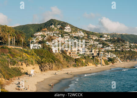 Blick auf den Strand und die Hügel im Treasure Island Park, in Laguna Beach, Orange County, Kalifornien Stockfoto
