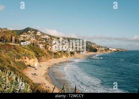 Blick auf den Strand und die Hügel im Treasure Island Park, in Laguna Beach, Orange County, Kalifornien Stockfoto