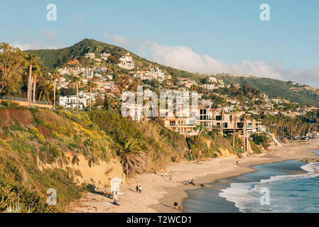 Blick auf den Strand und die Hügel im Treasure Island Park, in Laguna Beach, Orange County, Kalifornien Stockfoto