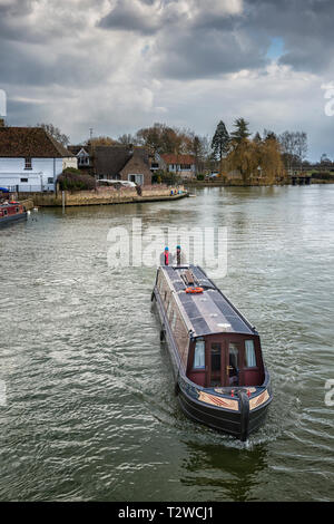 Schiff auf dem Fluss Great Ouse in St Ives, Cambridgeshire, England Stockfoto