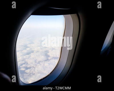 Wolken von oben durch ein Flugzeug Kabine Fenster gesehen Stockfoto