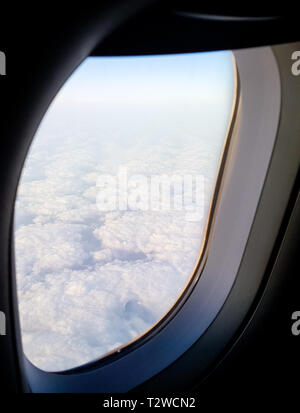 Wolken von oben durch ein Flugzeug Kabine Fenster gesehen Stockfoto