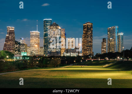 Blick auf die Skyline von Houston in der Nacht von Eleonore Tinsley Park, in Houston, Texas Stockfoto