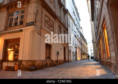 Domgasse, engen, kopfsteingepflasterten Straße mit historischen barocken Häuser der Altstadt von Wien. Wolfgang Amadeus Mozart lebte hier schreiben Hochzeit des Figaro. Stockfoto