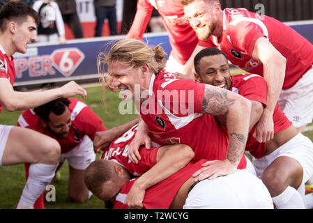 Salford City Spieler feiern in der Nachspielzeit Nathan's Pond Sieger gegen Bromley in der nationalen Liga. Die Halbinsel Stadion. Salford. 30/03/19. Stockfoto
