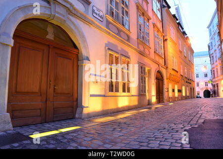 Domgasse, engen, kopfsteingepflasterten Straße mit historischen barocken Häuser der Altstadt von Wien. Wolfgang Amadeus Mozart lebte hier schreiben Hochzeit des Figaro. Stockfoto
