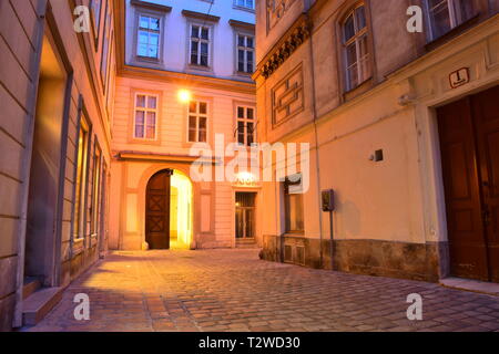 Domgasse, engen, kopfsteingepflasterten Straße mit historischen barocken Häuser der Altstadt von Wien. Wolfgang Amadeus Mozart lebte hier schreiben Hochzeit des Figaro. Stockfoto
