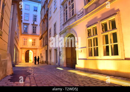 Domgasse, engen, kopfsteingepflasterten Straße mit historischen barocken Häuser der Altstadt von Wien. Wolfgang Amadeus Mozart lebte hier schreiben Hochzeit des Figaro. Stockfoto