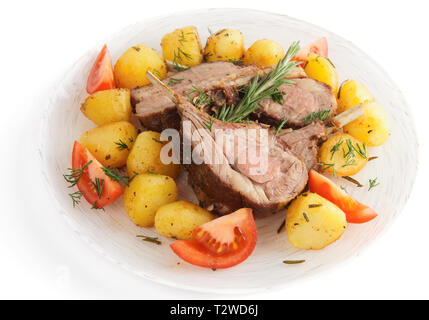 Lammkarree mit Bratkartoffeln auf weißem Hintergrund Stockfoto