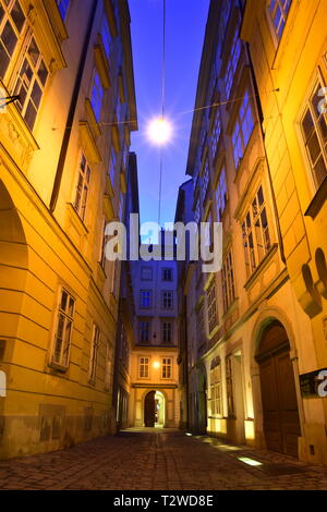 Domgasse, engen, kopfsteingepflasterten Straße mit historischen barocken Häuser der Altstadt von Wien. Wolfgang Amadeus Mozart lebte hier schreiben Hochzeit des Figaro. Stockfoto