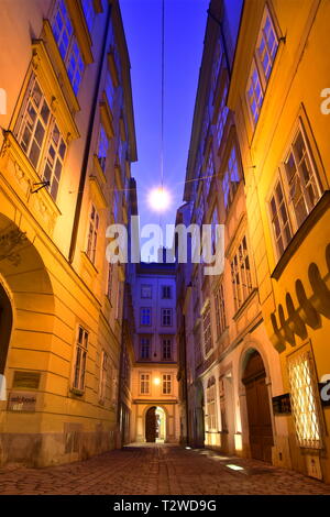Domgasse, engen, kopfsteingepflasterten Straße mit historischen barocken Häuser der Altstadt von Wien. Wolfgang Amadeus Mozart lebte hier schreiben Hochzeit des Figaro. Stockfoto