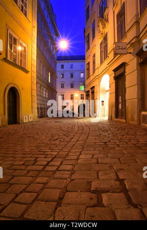 Domgasse, engen, kopfsteingepflasterten Straße mit historischen barocken Häuser der Altstadt von Wien. Wolfgang Amadeus Mozart lebte hier schreiben Hochzeit des Figaro. Stockfoto
