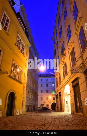 Domgasse, engen, kopfsteingepflasterten Straße mit historischen barocken Häuser der Altstadt von Wien. Wolfgang Amadeus Mozart lebte hier schreiben Hochzeit des Figaro. Stockfoto