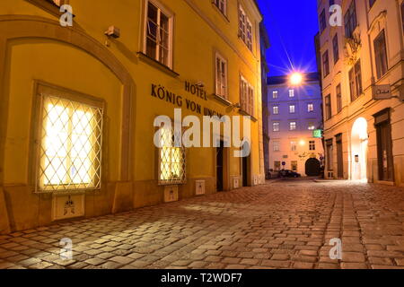 Domgasse, engen, kopfsteingepflasterten Straße mit historischen barocken Haus Hotel "König von Ungarn" in der Altstadt von Wien. Stockfoto