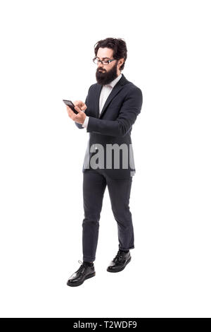 Volle Länge Portrait eines bärtigen Geschäftsmann mit einem Smartphone, auf weißem Hintergrund Stockfoto