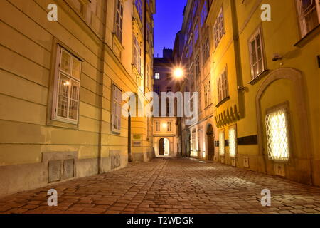 Domgasse, engen, kopfsteingepflasterten Straße mit historischen barocken Häuser der Altstadt von Wien. Wolfgang Amadeus Mozart lebte hier schreiben Hochzeit des Figaro. Stockfoto