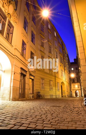 Domgasse, engen, kopfsteingepflasterten Straße mit historischen barocken Häuser der Altstadt von Wien. Wolfgang Amadeus Mozart lebte hier schreiben Hochzeit des Figaro. Stockfoto