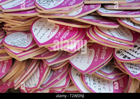 Ema, kleine hölzerne herzförmige Plaketten mit handschriftlichen Wünsche oder Gebete, Kasuga Taisha Shrine in Nara, Japan. Stockfoto