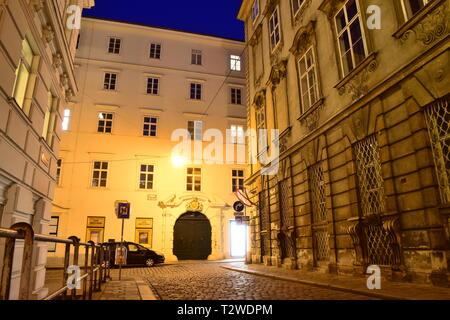 Domgasse, engen, kopfsteingepflasterten Straße mit historischen barocken Häuser der Altstadt von Wien. Wolfgang Amadeus Mozart lebte hier schreiben Hochzeit des Figaro. Stockfoto