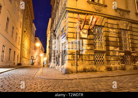 Domgasse und Grünangergasse, engen, kopfsteingepflasterten Gassen mit historischen barocken Palais Fürstenberg in der alten Stadt Wien bei Nacht. Stockfoto