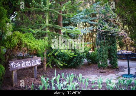 Affen-Puzzle-Bäume und Teddybären Picknick-Topiary im Bear Creek Park in Surrey, British Columbia, Kanada Stockfoto