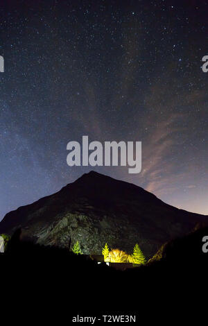 Starry, Berglandschaft in der Nacht im Snowdonia National Park, North Wales, UK, in Richtung Pen Jahr Ole Wen in Carneddau. Stockfoto