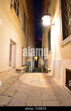 Gasse, einer schmalen Seitenstraße als Übergang und die Verbindung zwischen Grünangergasse und Blutgasse mit alten Mauern in der historischen Altstadt von Wien. Stockfoto