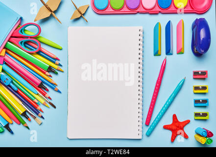 Auf dem Tisch ist eine Komposition von der Schule Schreibwaren. Bunte Zurück zu Schule Hintergrund. 1. September Konzept Postkarte. Ansicht von oben, Flach. Copyspace Stockfoto