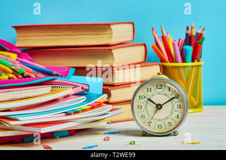 Helle Zusammensetzung aus dem Schreibwaren auf blauem Hintergrund. Schul- und Büromaterialien frame Stockfoto