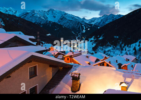 Ein kleines Dorf von Pezzo, Ponte di Legno, unter dem Schnee. Vallecamonica in der Provinz Brescia, Lombardei in Italien, Europa Stockfoto