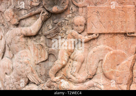 Ein Engel und ein merman einen Teil schmücken dieser antiken, terra cotta Taufstein auf der Südterrasse des Biltmore House in Asheville, NC, USA Stockfoto