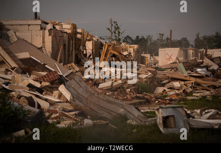Die FEMA Rescue Team Marken Spray - auf die Wände der Wohnungen, die für die Überlebenden eines F-5 Tornado in Tuscaloosa, Alabama gesucht wurden gestrichen. Stockfoto