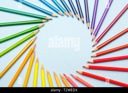 Buntstifte sind in der Form der Sonne gelegt. Helle Farbpalette mit Buntstiften auf dem Tisch. Zurück zum Konzept der Schule. Ansicht von oben, flach. copyspa Stockfoto