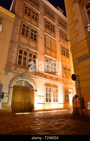 Domgasse, engen, kopfsteingepflasterten Straße mit historischen barocken Häuser der Altstadt von Wien. Wolfgang Amadeus Mozart lebte hier schreiben Hochzeit des Figaro. Stockfoto