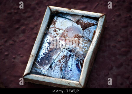 Ein Baby Bild liegt auf der Treppe eines Hauses vom 27. April Tornado zerstört, 26. Juli 2011, ​ in Tuscaloosa, Alabama. Stockfoto