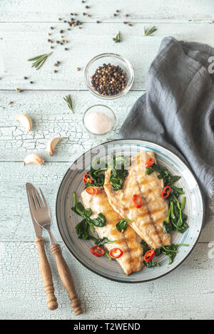 Gegrillte Dorade Fischfilet mit Spinat und Chili Stockfoto