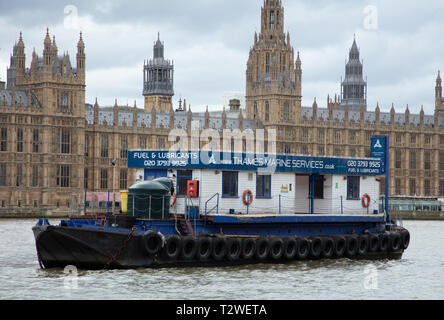 Großer Service Boot, Kraftstoff und Schmiermittel auf Schiffe Navigieren auf der Themse, ist permanent in der Nähe von Parlament, Westminster, London günstig. Stockfoto