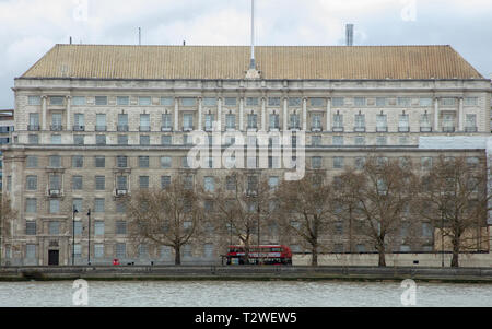 Großes Gebäude mit direktem Blick auf die Themse, London, UK, hat einheitliche Fenster, Dach Struktur und Farben und wird renoviert. Stockfoto