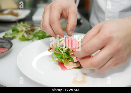 Koch macht Thunfisch-carpaccio in einem Restaurant Stockfoto